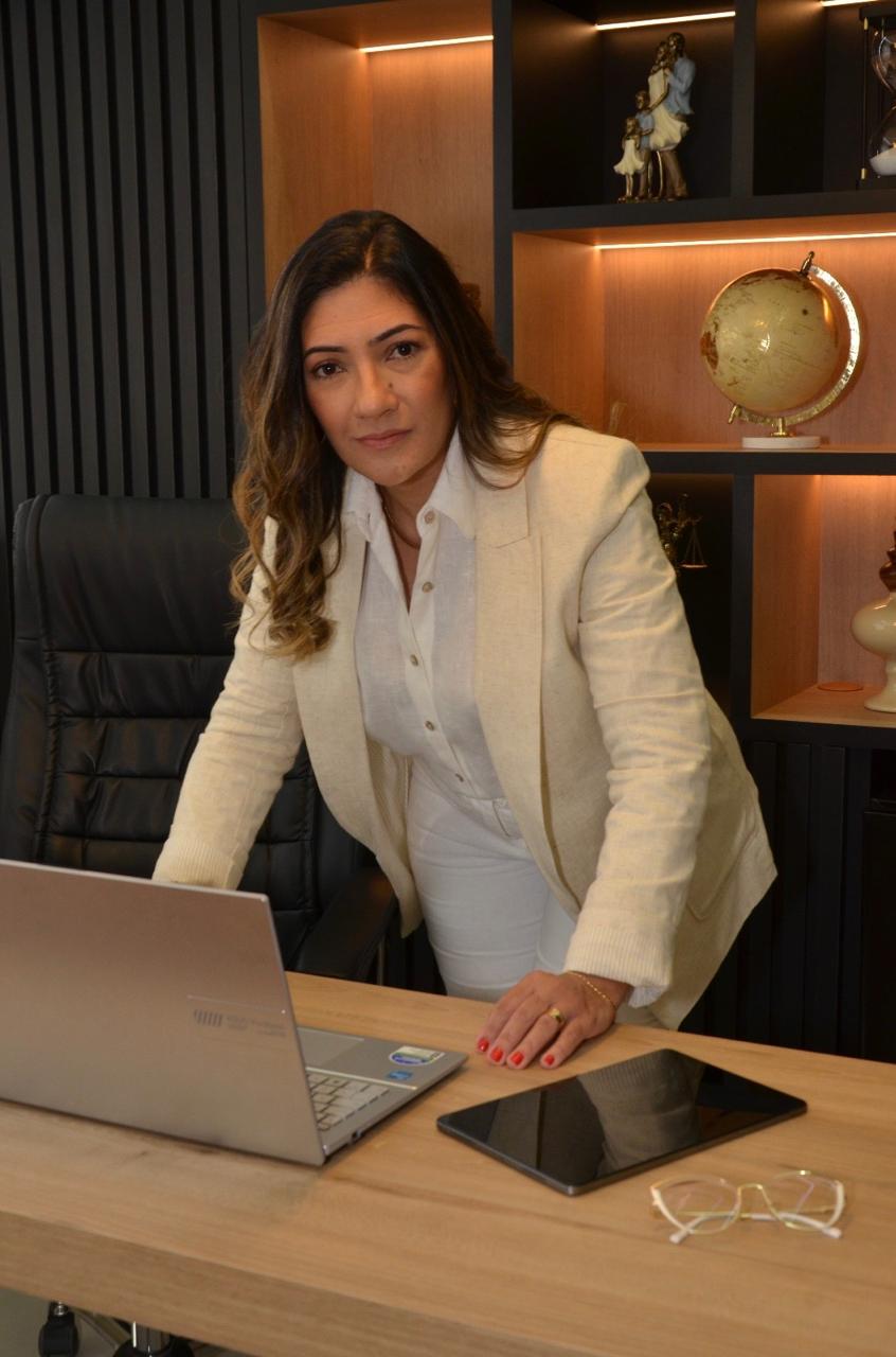 Roberta Alves trabalhando no escritório